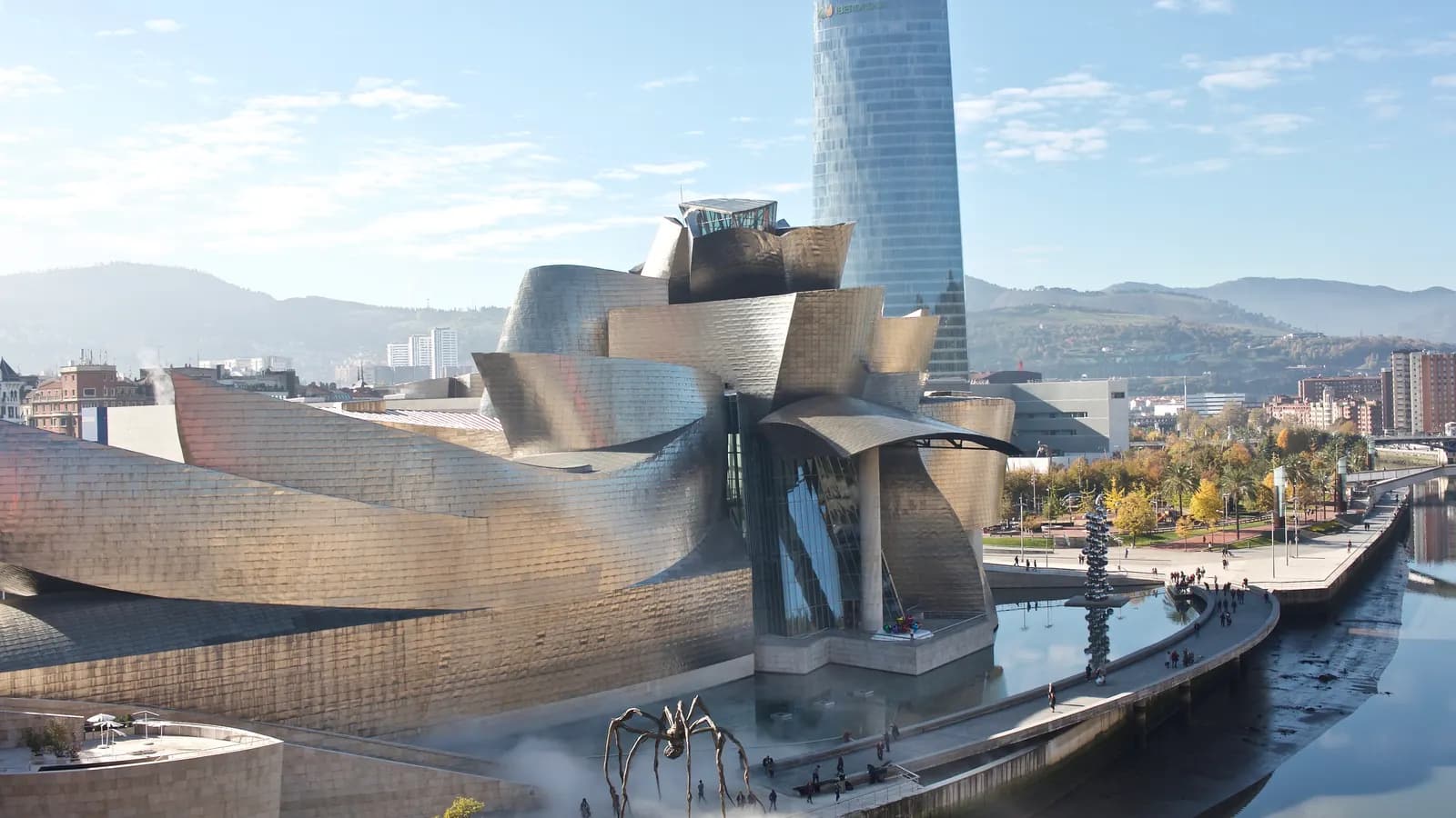 El museo Guggenheim de Bilbao, junto a la ría