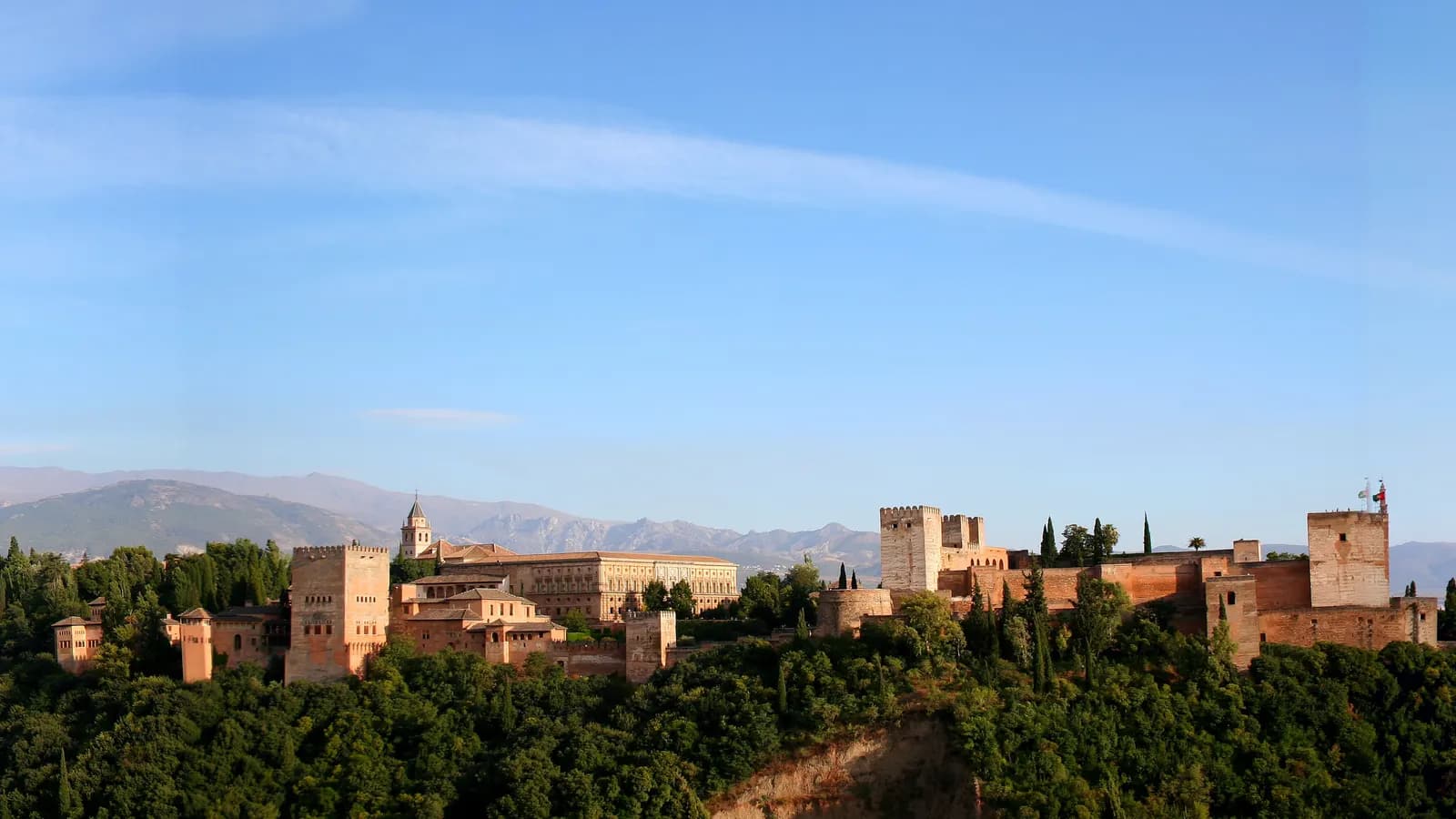 La Alhambra de Granada, con Sierra Nevada nevada al fondo
