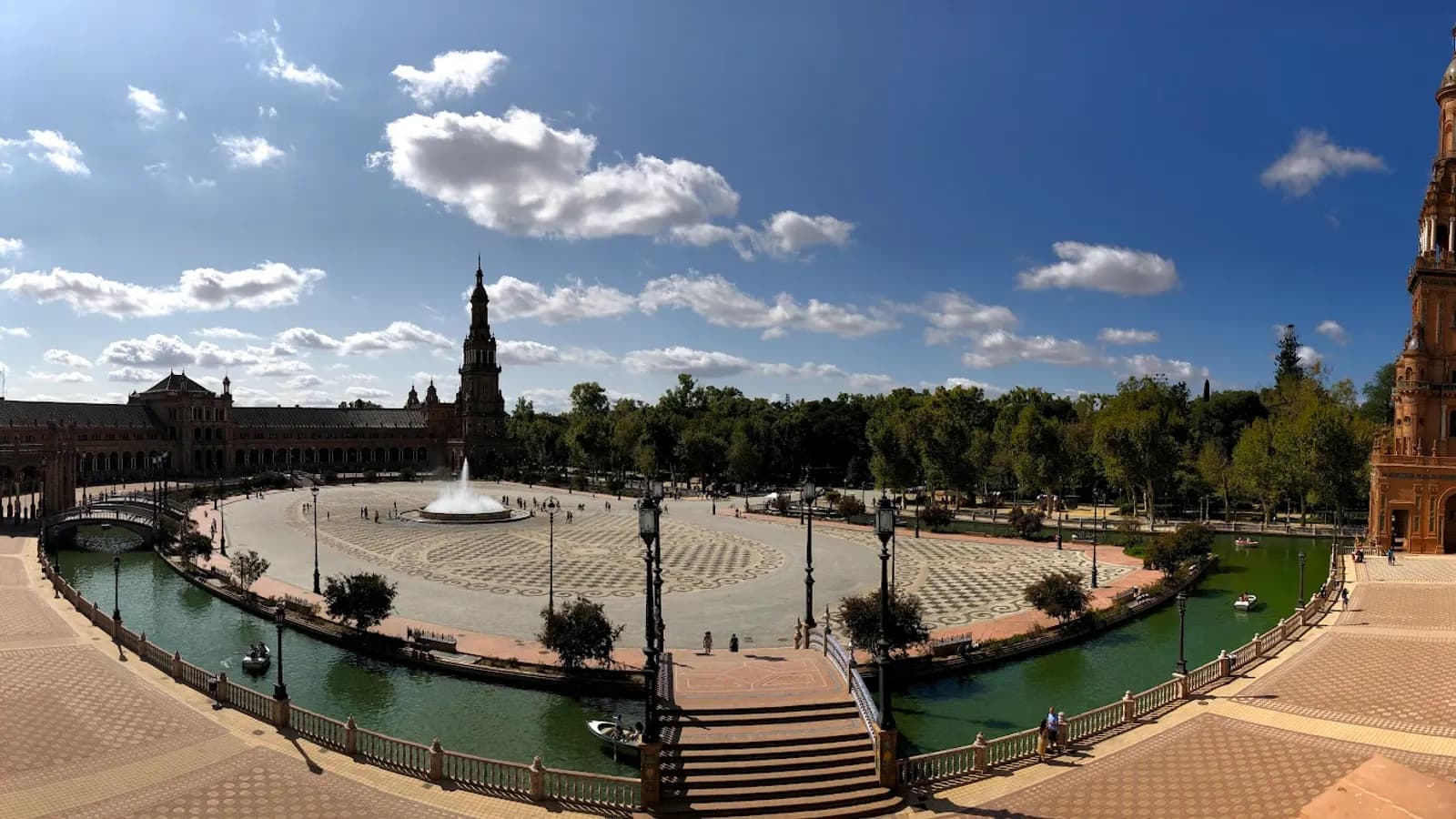 La Plaza de España de Sevilla, con su fachada semicircular y el canal