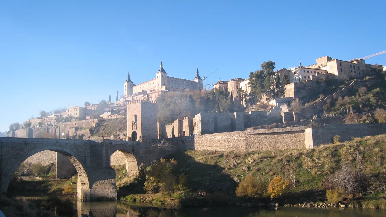 Vista de Toledo sobre el río Tajo, con la ciudad amurallada al fondo